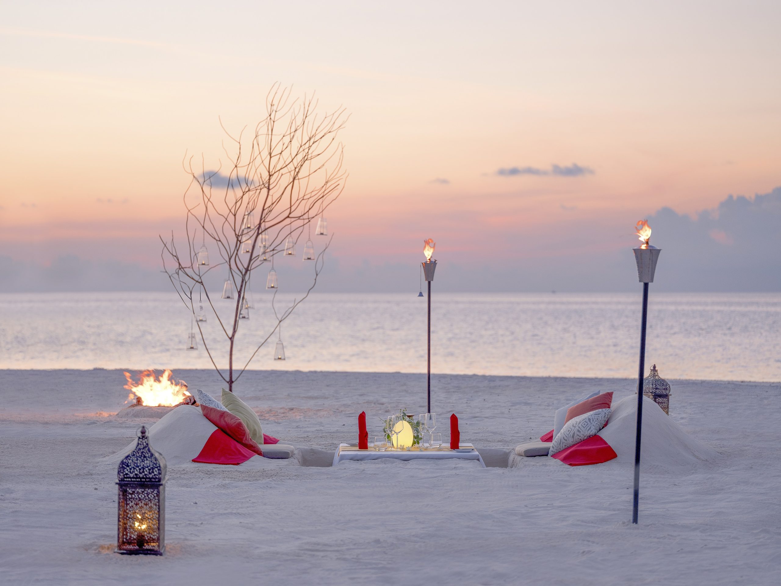 Cena romantica su sandbank alle Maldive al tramonto
