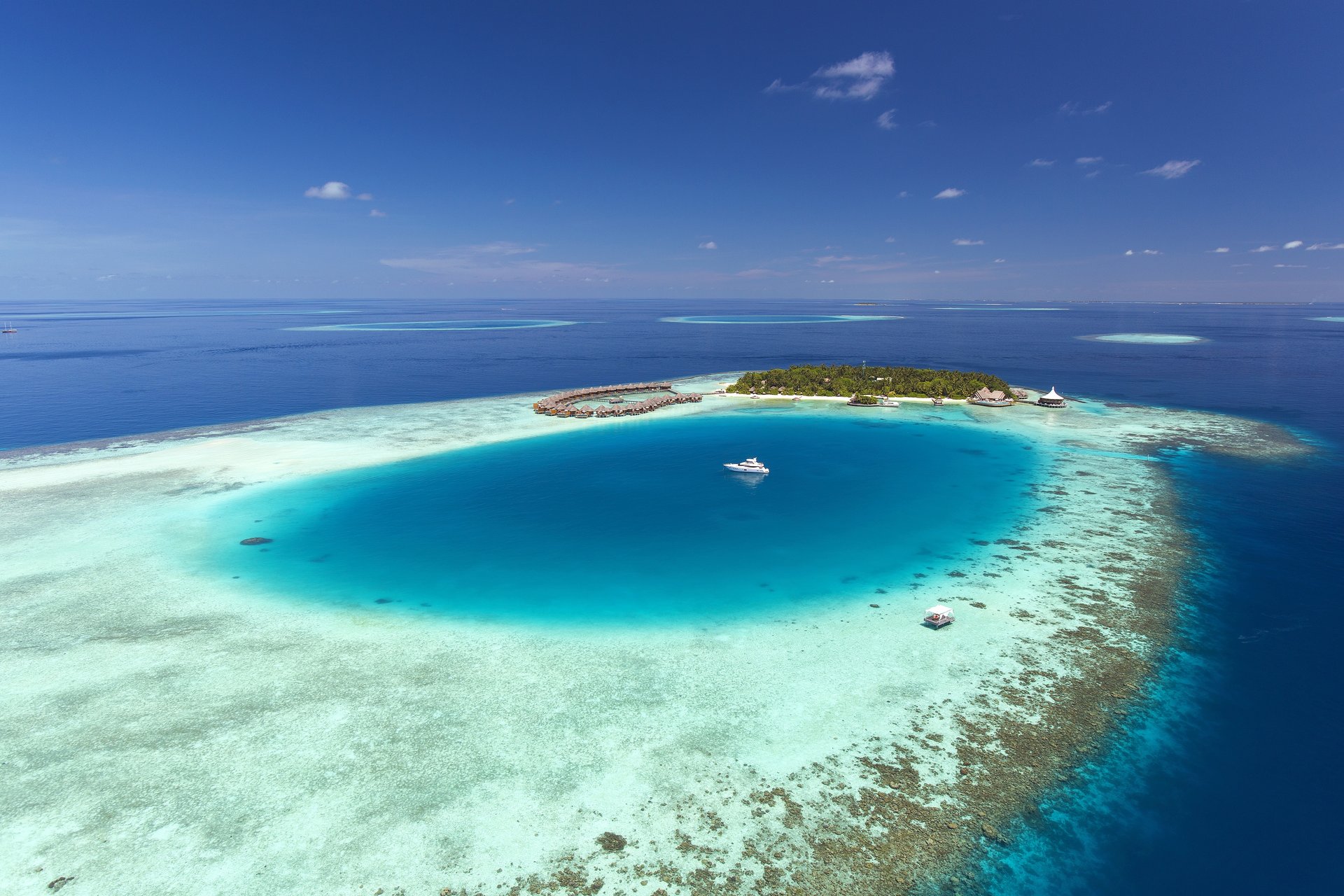 Vista aerea di un atollo coralino delle Maldive