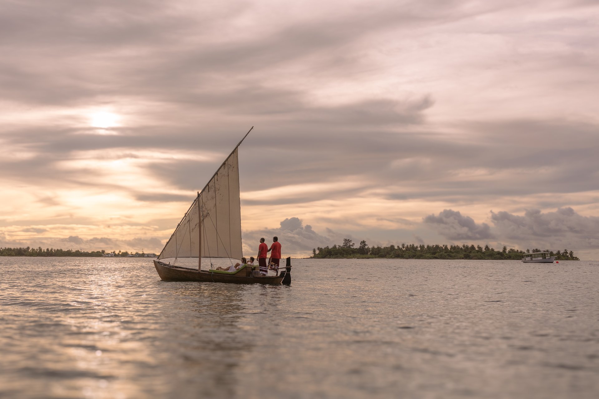 Dhoni tradizionale al tramonto, navigazione nella laguna delle Maldive