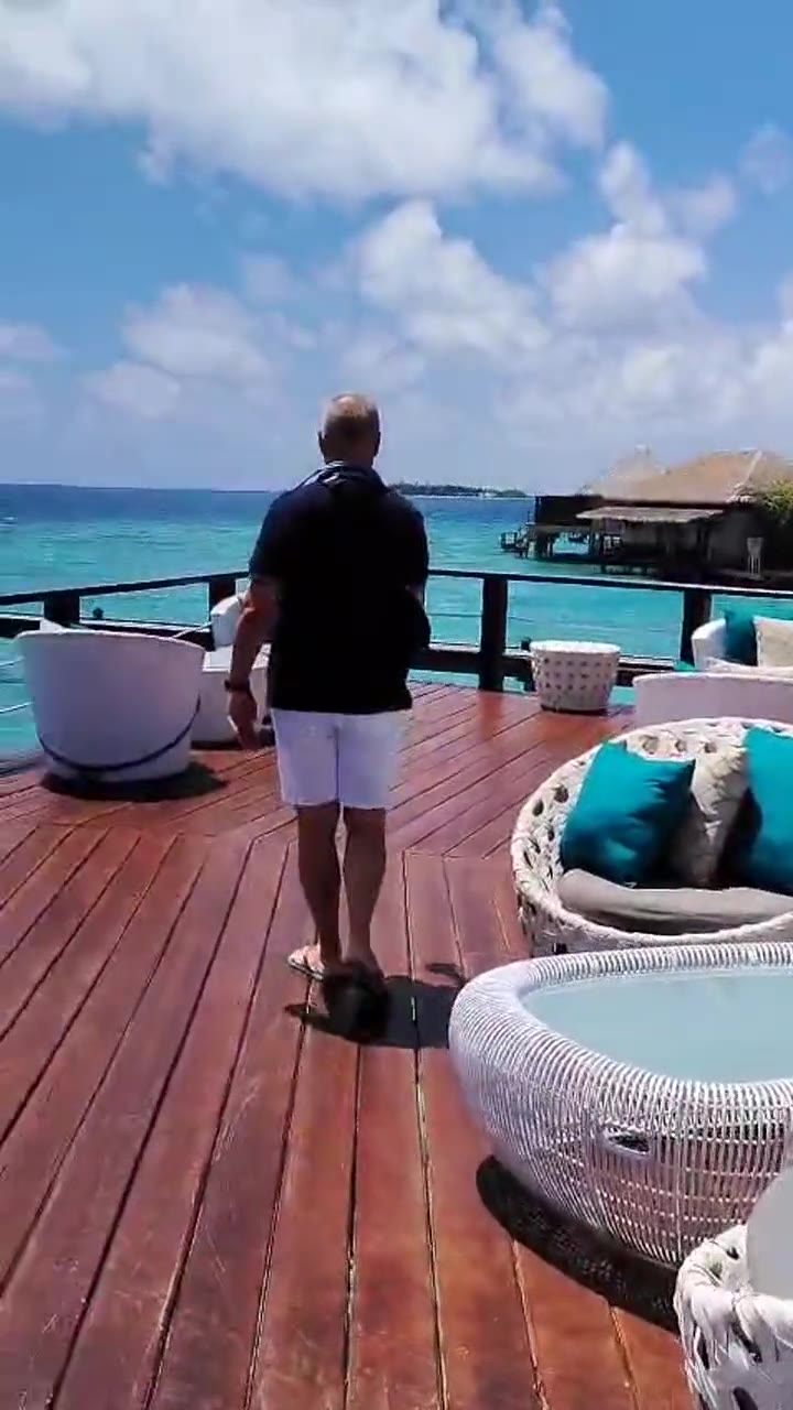 Danilo Piacentino su terrazza over-water alle Maldive
